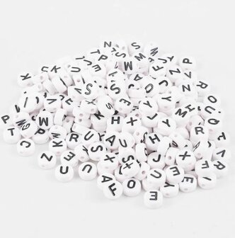 Letterkralen - Rond - Wit met zwarte letters - 4x7mm - gat: 1,5mm - 100 stuks