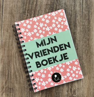 Studio Ins &amp; Outs - Vriendenboekje - Spring&rsquo;25 - Bloemetjespatroon op Zachtroze - Invulboek voor Kinderen - Herinneringsb