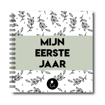 Studio Ins &amp; Outs &ndash; Invulboek Baby&rsquo;s Eerste Jaar &ndash; Fotoboek &amp; Herinneringsboek &ndash; Met 80 Invulpagina&rsquo;s &ndash; Bot