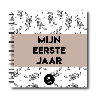 Studio Ins &amp; Outs &ndash; Invulboek Baby&rsquo;s Eerste Jaar &ndash; Fotoboek &amp; Herinneringsboek &ndash; Met 80 Invulpagina&rsquo;s &ndash; Bot