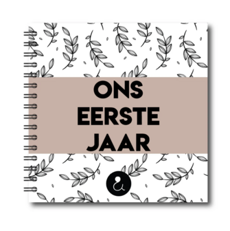 Studio Ins &amp; Outs - Invulboek Tweeling Baby&rsquo;s Ons Eerste Jaar - Baby Tweeling Dagboek - Herinneringen Boek - Sand - Bota