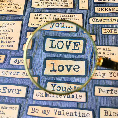 Kraftkleurige scrapbook stickers met tekst over liefde