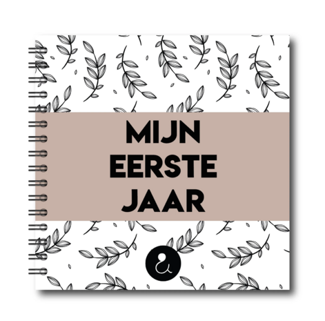 Studio Ins & Outs – Invulboek Baby’s Eerste Jaar – Fotoboek & Herinneringsboek – Met 80 Invulpagina’s – Bot
