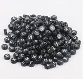 Letterkralen - Rond - Zwart met witte letters - 4x7mm - gat: 1,5mm - 100 stuks