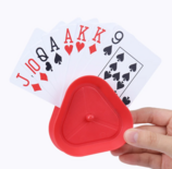 Speelkaarthouder - Driehoek Klem Voor Kaarten - Handsfree Kaarten - Kinderen Kaarten Vast Houden Hulp - Voor 10 tot 12 Kaarten - Rood - 8x2,5cm