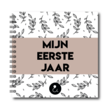 Studio Ins & Outs – Mijn Eerste Jaar - Invulboek Baby’s Eerste Jaar – Fotoboek & Herinneringsboek – Met 80 Invulpagina’s – Botanisch Sand – 21x21 cm