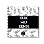 Studio Ins & Outs - Kijk mij eens - Invulboek 1-4 jaar - Herinneringsboek & Fotoboek Peuter - 80 PaginaÕs - Botanisch Zwart - 21x21 cm