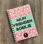 Studio Ins & Outs - Vriendenboekje - Spring 2025 - Bloemetjespatroon op Zachtroze - Invulboek voor Kinderen - Herinneringsboek